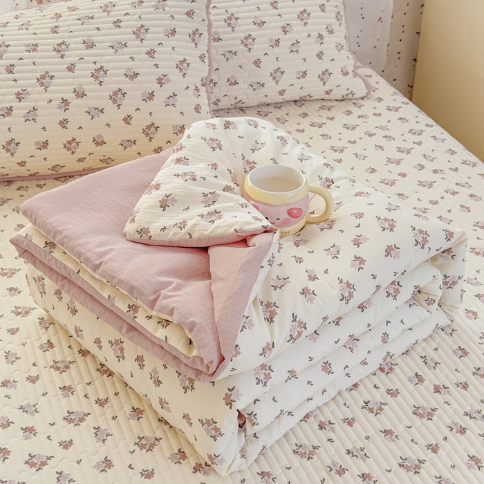 91家纺网 家纺一手货源 找家纺 几禾 2026新款云感双层纱7A抗菌夏被四件套系列-栀夏系列 栀夏-苏槿