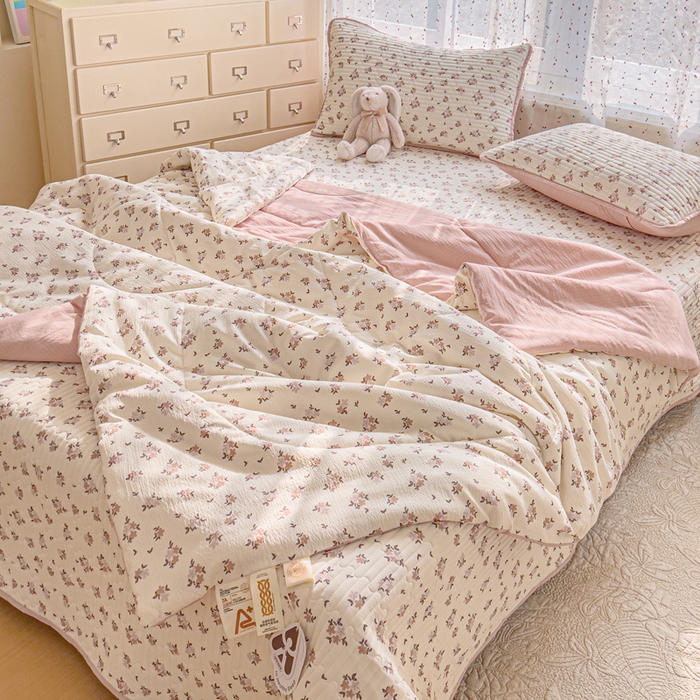 91家纺网 家纺一手货源 找家纺 几禾 2026新款云感双层纱7A抗菌夏被四件套系列-栀夏系列 栀夏-苏槿