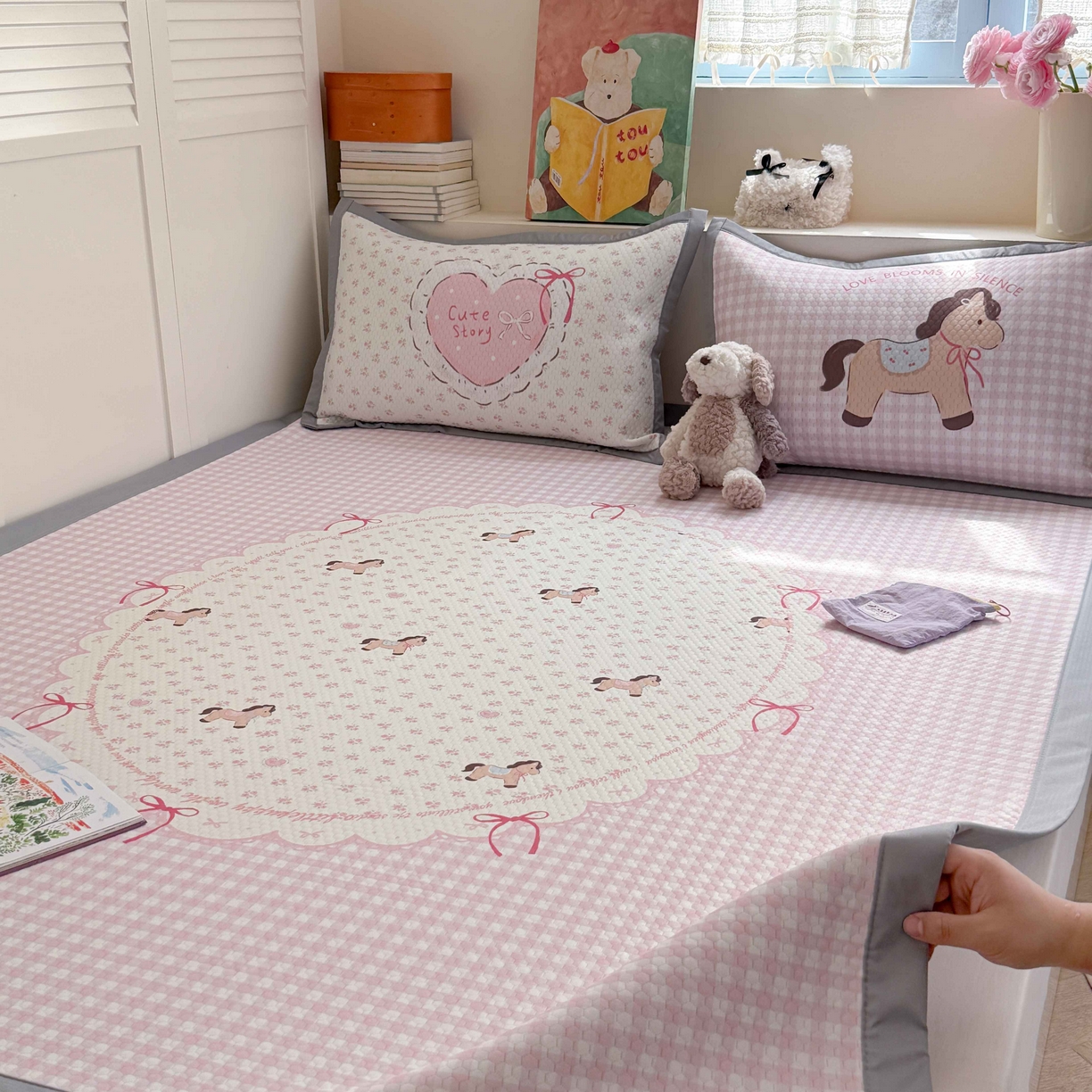 91家纺网 家纺一手货源 找家纺 Sweet dreams甜梦 2026新款数码印花大板凉感豆豆席 爱心小马