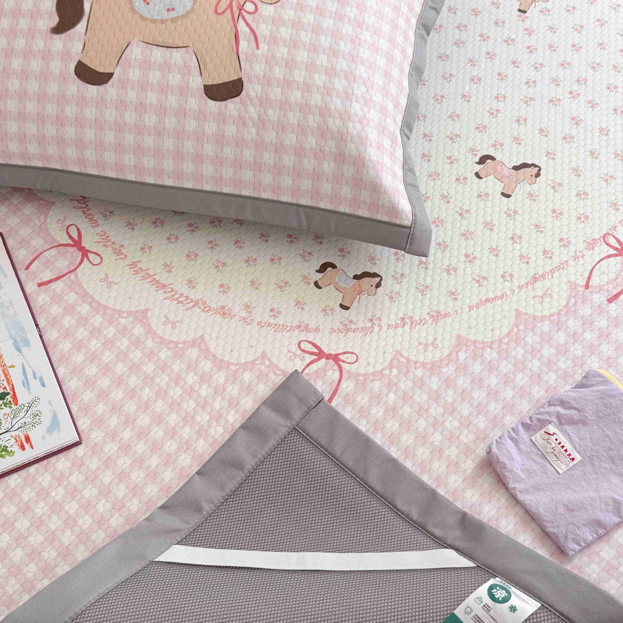 91家纺网 家纺一手货源 找家纺 Sweet dreams甜梦 2026新款数码印花大板凉感豆豆席 爱心小马