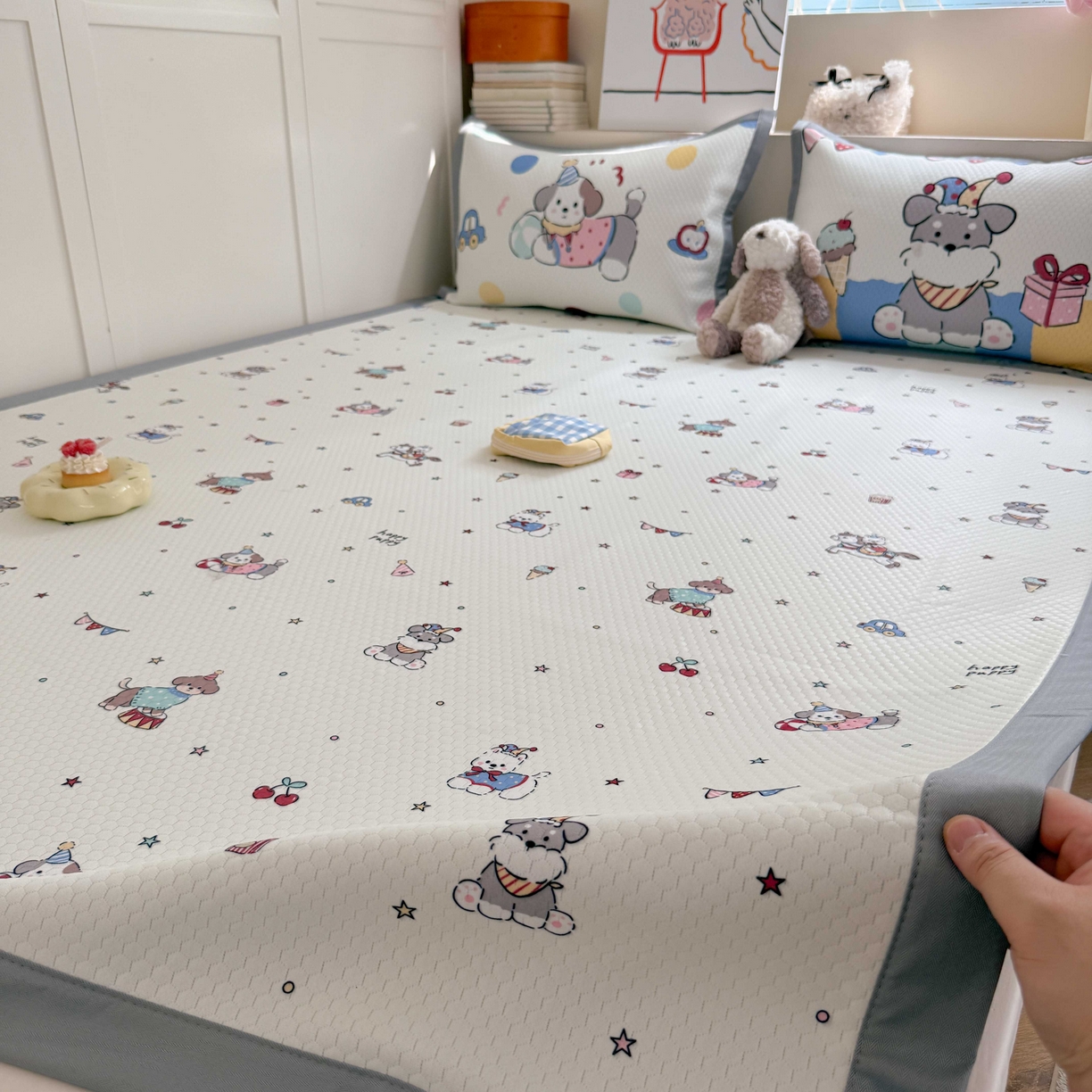 91家纺网 家纺一手货源 找家纺 Sweet dreams甜梦 2026新款数码印花大板凉感豆豆席 狗狗的游乐园