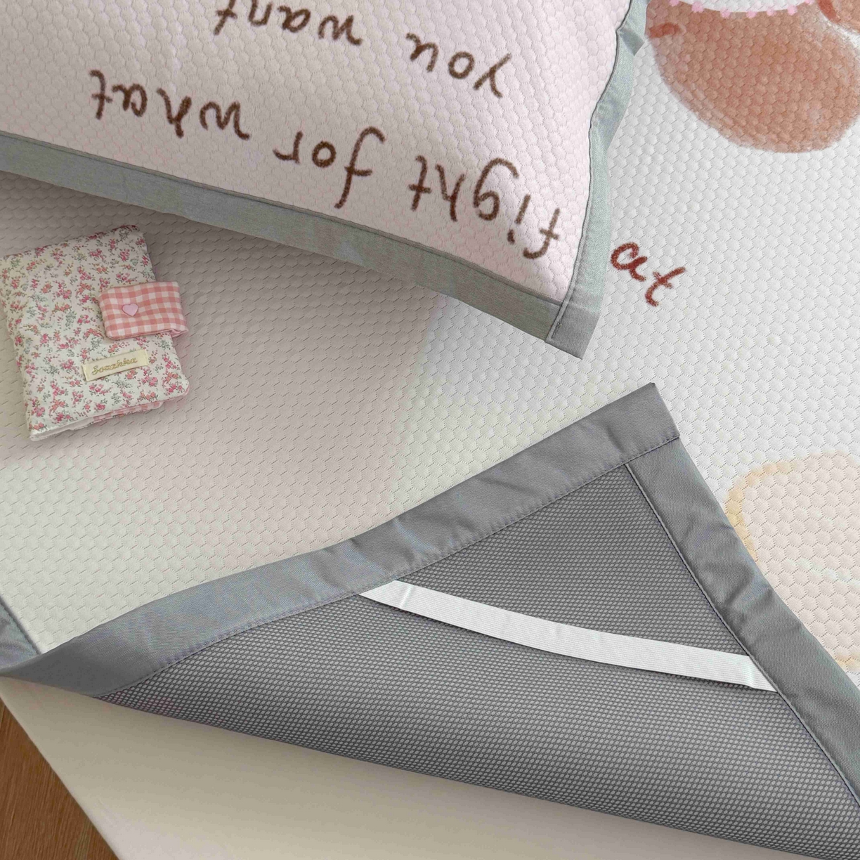 91家纺网 家纺一手货源 找家纺 Sweet dreams甜梦 2026新款数码印花大板凉感豆豆席 狗狗的早餐