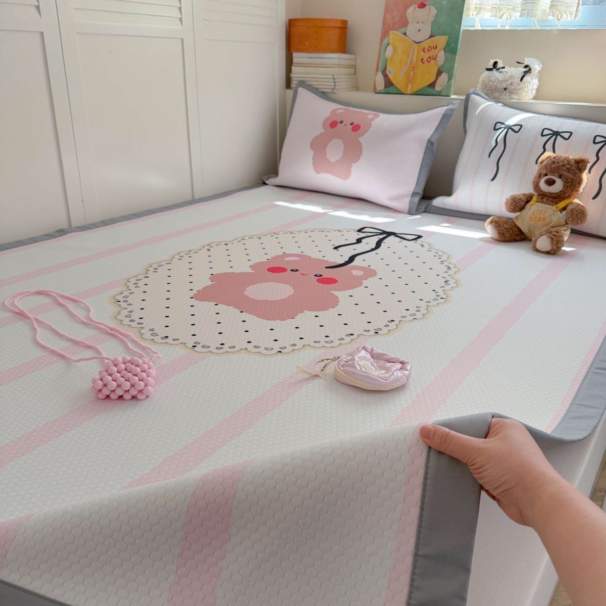 91家纺网 家纺一手货源 找家纺 Sweet dreams甜梦 2026新款数码印花大板凉感豆豆席 蝴蝶结小熊