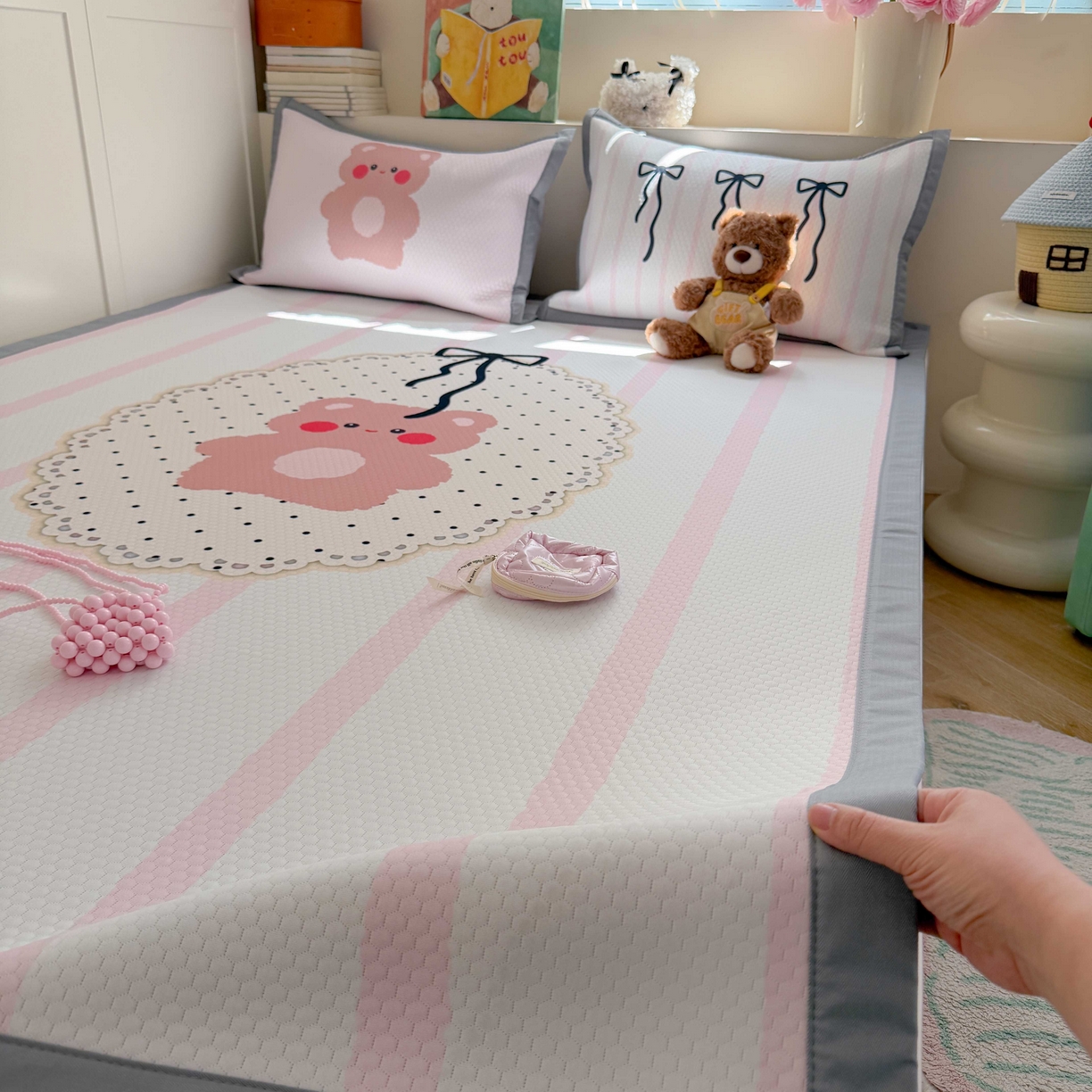 91家纺网 家纺一手货源 找家纺 Sweet dreams甜梦 2026新款数码印花大板凉感豆豆席 蝴蝶结小熊