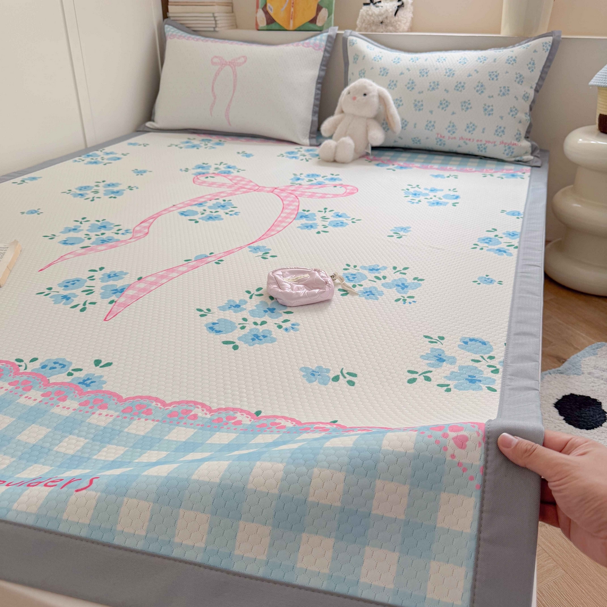 91家纺网 家纺一手货源 找家纺 Sweet dreams甜梦 2026新款数码印花大板凉感豆豆席 花花蝴蝶结