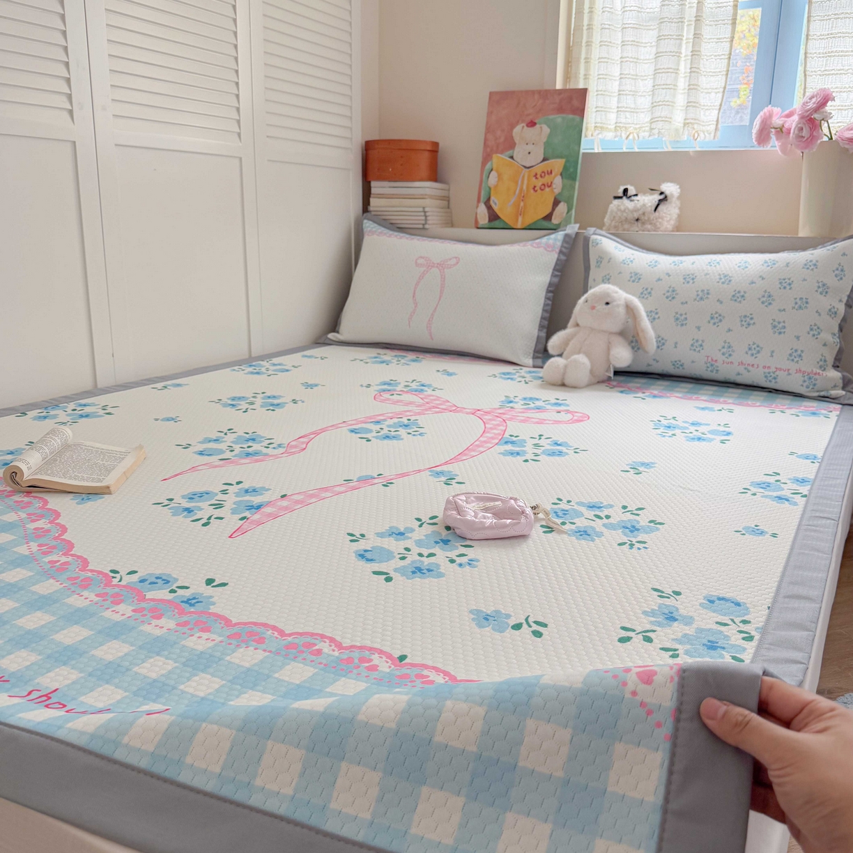 91家纺网 家纺一手货源 找家纺 Sweet dreams甜梦 2026新款数码印花大板凉感豆豆席 花花蝴蝶结