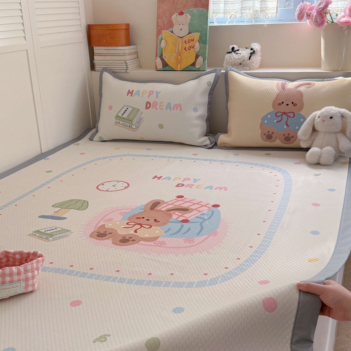 91家纺网 家纺一手货源 找家纺 Sweet dreams甜梦 2026新款数码印花大板凉感豆豆席 美梦兔兔