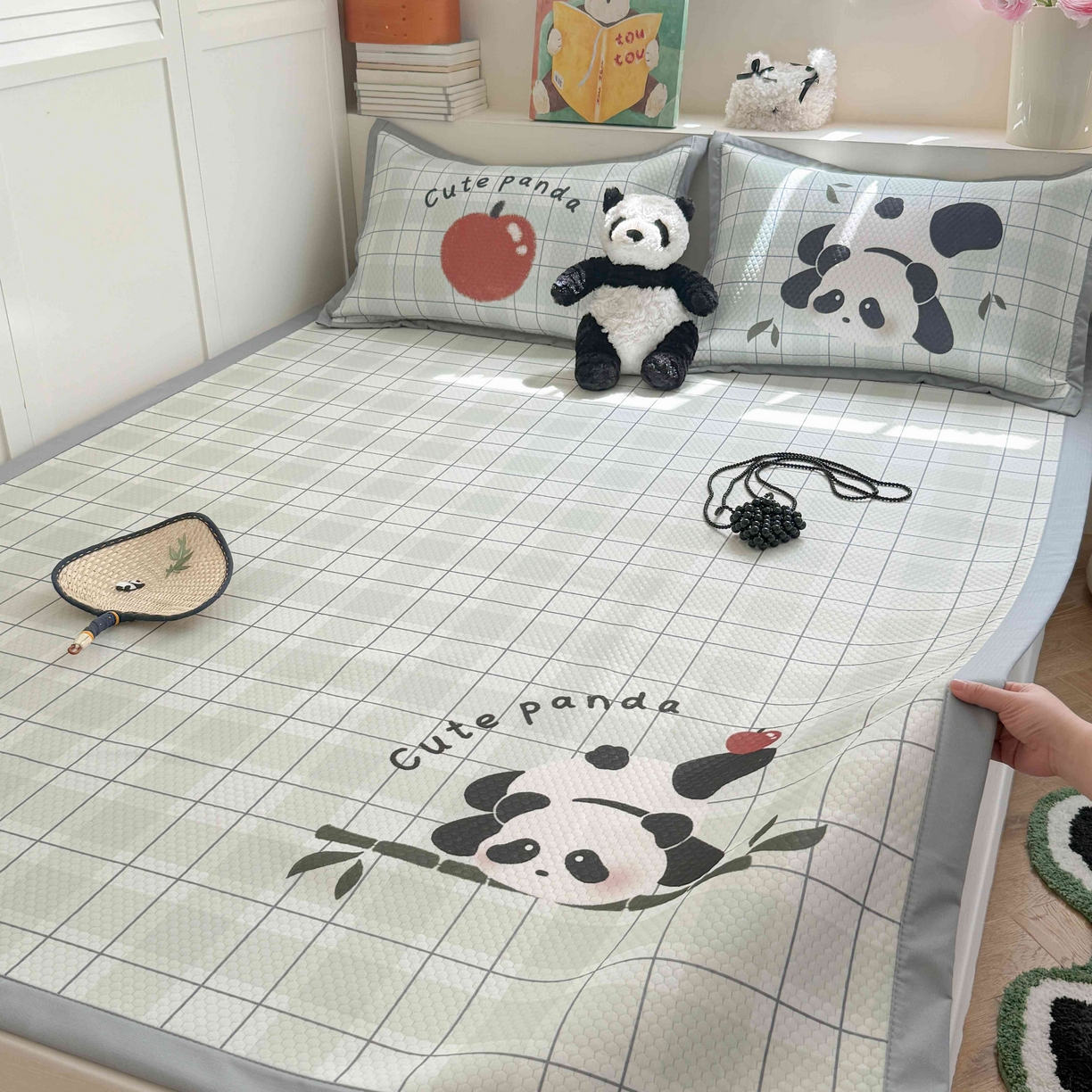 91家纺网 家纺一手货源 找家纺 Sweet dreams甜梦 2026新款数码印花大板凉感豆豆席 苹果熊猫