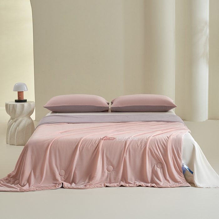 91家纺网 家纺一手货源 找家纺 桃子家居 2026新款A类高品质冰冰凉雪花冰感凉皮双面加倍透气孔氨纶凉感夏被 冰感凉皮-粉紫梦幻（加倍透气）