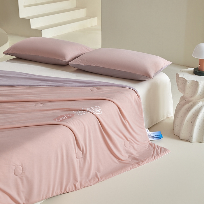 91家纺网 家纺一手货源 找家纺 桃子家居 2026新款A类高品质冰冰凉雪花冰感凉皮双面加倍透气孔氨纶凉感夏被 冰感凉皮-粉紫梦幻（加倍透气）