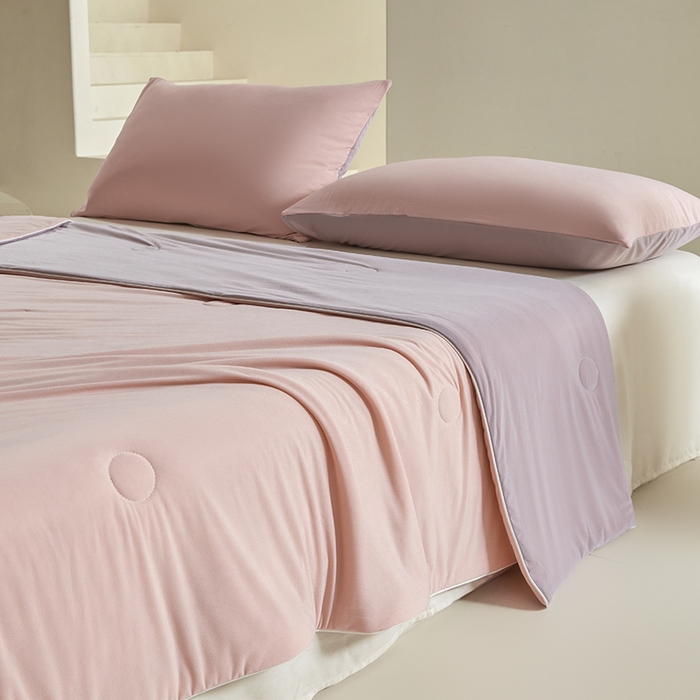 91家纺网 家纺一手货源 找家纺 桃子家居 2026新款A类高品质冰冰凉雪花冰感凉皮双面加倍透气孔氨纶凉感夏被 冰感凉皮-粉紫梦幻（加倍透气）