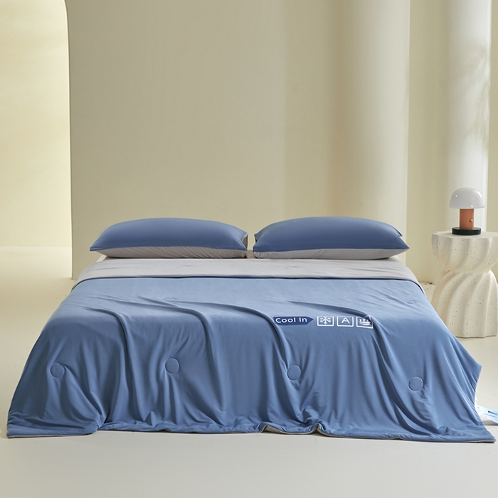 91家纺网 家纺一手货源 找家纺 桃子家居 2026新款A类高品质冰冰凉雪花冰感凉皮双面加倍透气孔氨纶凉感夏被 冰感凉皮-蓝银灰（加倍透气）