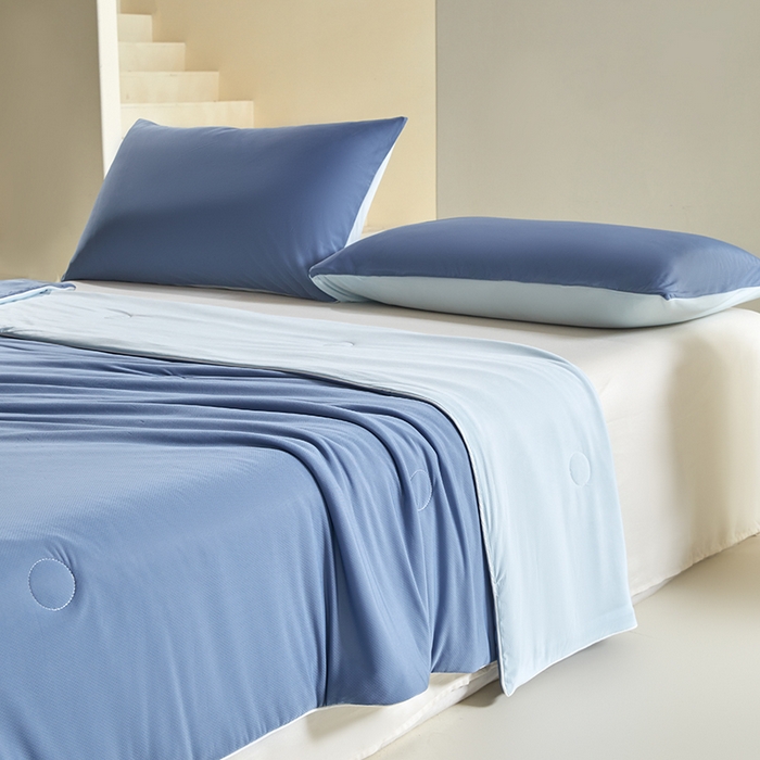 91家纺网 家纺一手货源 找家纺 桃子家居 2026新款A类高品质冰冰凉雪花冰感凉皮双面加倍透气孔氨纶凉感夏被 冰感凉皮-深蓝海盐（加倍透气）