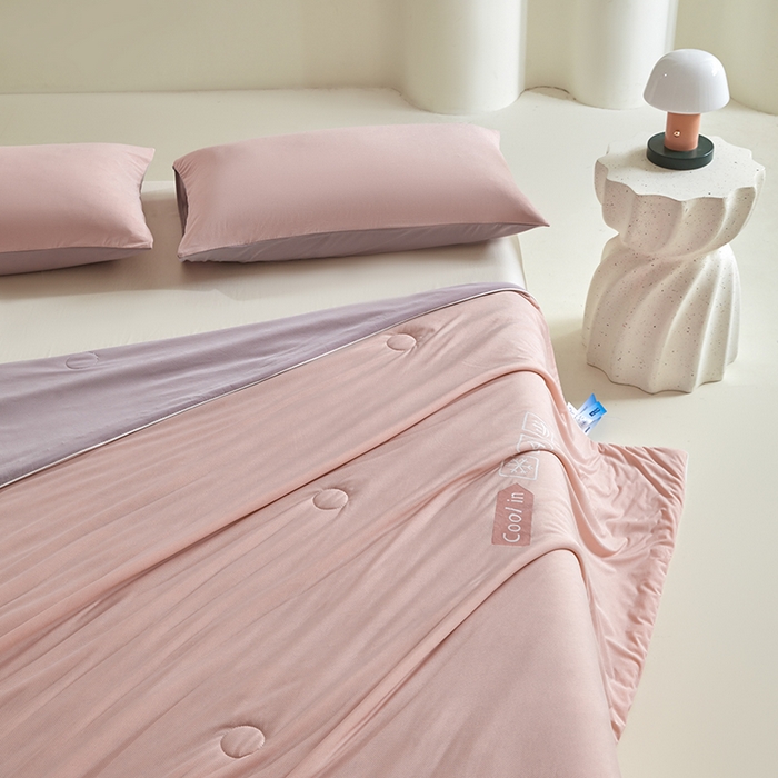 91家纺网 家纺一手货源 找家纺 桃子家居 2026新款A类高品质冰冰凉雪花冰感凉皮双面加倍透气孔氨纶凉感夏被 冰感凉皮-粉紫梦幻（加倍透气）