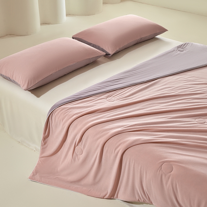 91家纺网 家纺一手货源 找家纺 桃子家居 2026新款A类高品质冰冰凉雪花冰感凉皮双面加倍透气孔氨纶凉感夏被 冰感凉皮-粉紫梦幻（加倍透气）