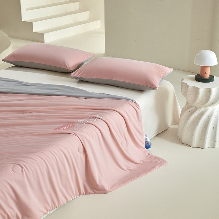 91家纺网 家纺一手货源 找家纺 桃子家居 2026新款A类高品质冰冰凉雪花冰感凉皮双面加倍透气孔氨纶凉感夏被 冰感凉皮-豆粉灰（加倍透气）