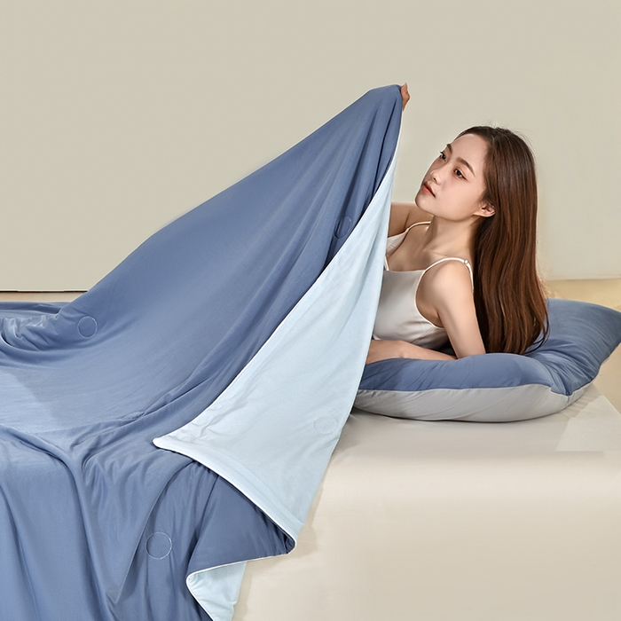 91家纺网 家纺一手货源 找家纺 桃子家居 2026新款A类高品质冰冰凉雪花冰感凉皮双面加倍透气孔氨纶凉感夏被 冰感凉皮-深蓝海盐（加倍透气）