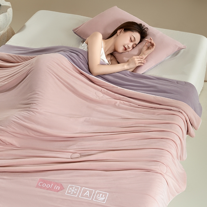 91家纺网 家纺一手货源 找家纺 桃子家居 2026新款A类高品质冰冰凉雪花冰感凉皮双面加倍透气孔氨纶凉感夏被 冰感凉皮-粉紫梦幻（加倍透气）