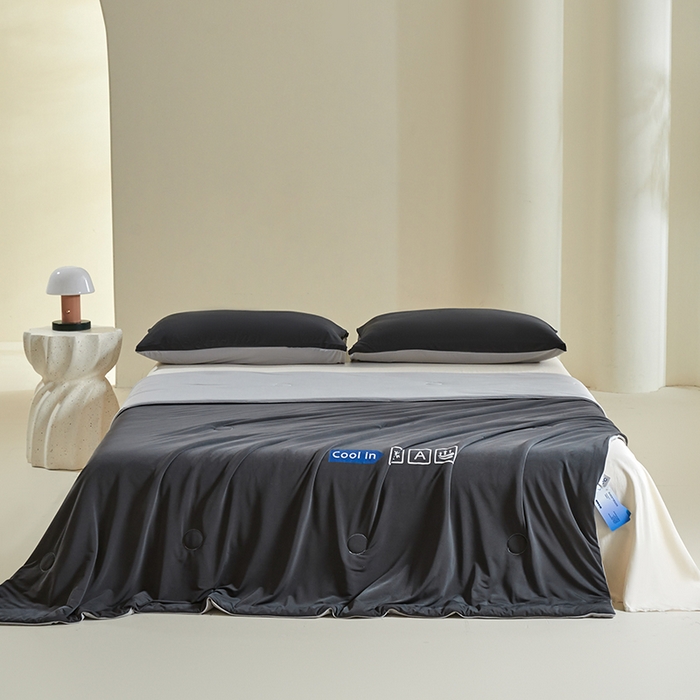 91家纺网 家纺一手货源 找家纺 桃子家居 2026新款A类高品质冰冰凉雪花冰感凉皮双面加倍透气孔氨纶凉感夏被 冰感凉皮-高级灰（加倍透气）