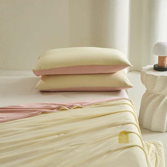 91家纺网 家纺一手货源 找家纺 桃子家居 2026新款A类高品质冰冰凉雪花冰感凉皮双面加倍透气孔氨纶凉感夏被 冰感凉皮-柠檬草莓（加倍透气）