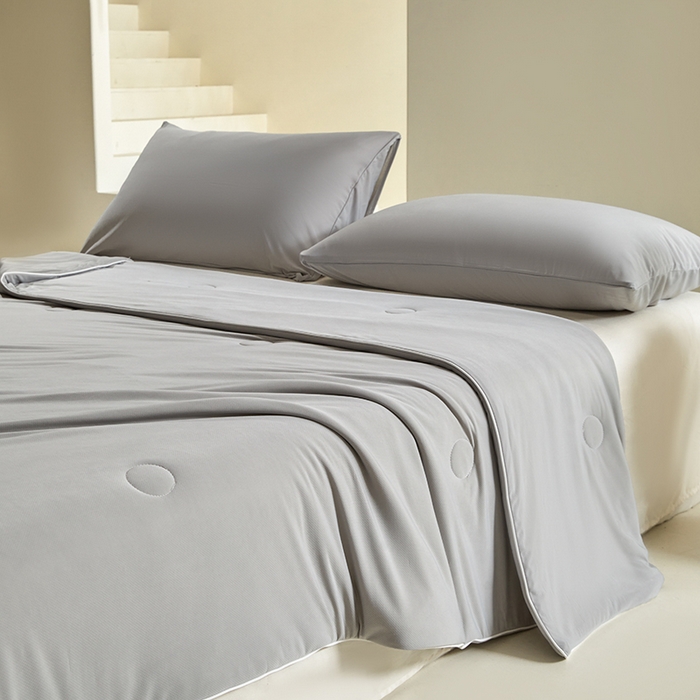 91家纺网 家纺一手货源 找家纺 桃子家居 2026新款A类高品质冰冰凉雪花冰感凉皮双面加倍透气孔氨纶凉感夏被 冰感凉皮-浅银灰（加倍透气）