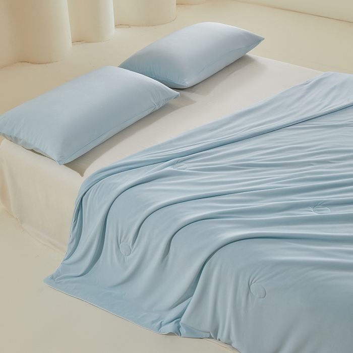 91家纺网 家纺一手货源 找家纺 桃子家居 2026新款A类高品质冰冰凉雪花冰感凉皮双面加倍透气孔氨纶凉感夏被 冰感凉皮-清新蓝（加倍透气）