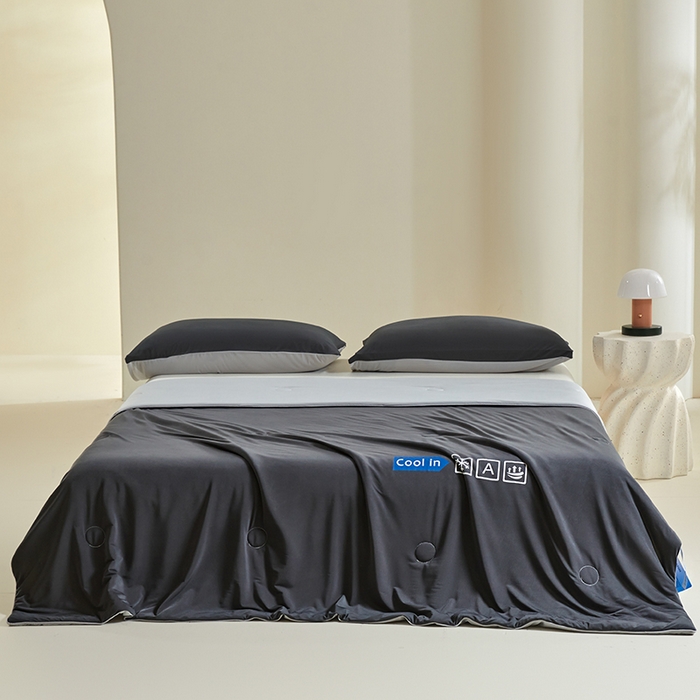 91家纺网 家纺一手货源 找家纺 桃子家居 2026新款A类高品质冰冰凉雪花冰感凉皮双面加倍透气孔氨纶凉感夏被 冰感凉皮-高级灰（加倍透气）