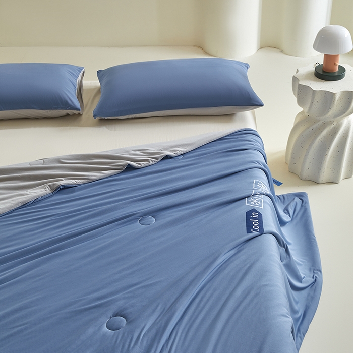 91家纺网 家纺一手货源 找家纺 桃子家居 2026新款A类高品质冰冰凉雪花冰感凉皮双面加倍透气孔氨纶凉感夏被 冰感凉皮-蓝银灰（加倍透气）