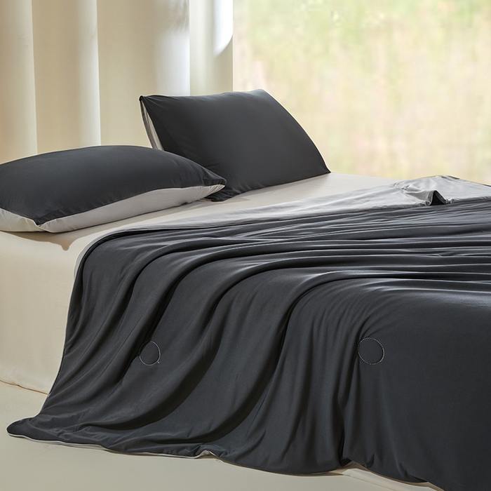 91家纺网 家纺一手货源 找家纺 桃子家居 2026新款A类高品质冰冰凉雪花冰感凉皮双面加倍透气孔氨纶凉感夏被 冰感凉皮-高级灰（加倍透气）