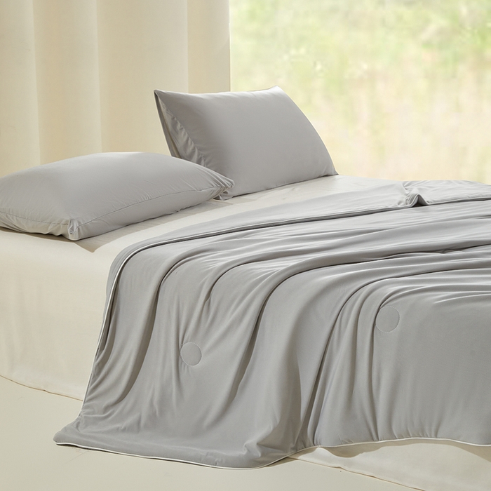 91家纺网 家纺一手货源 找家纺 桃子家居 2026新款A类高品质冰冰凉雪花冰感凉皮双面加倍透气孔氨纶凉感夏被 冰感凉皮-浅银灰（加倍透气）