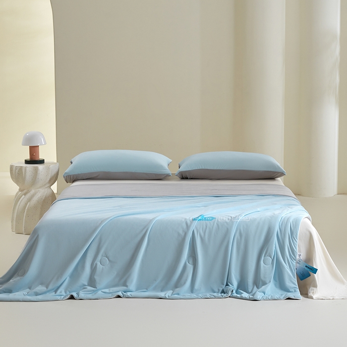 91家纺网 家纺一手货源 找家纺 桃子家居 2026新款A类高品质冰冰凉雪花冰感凉皮双面加倍透气孔氨纶凉感夏被 冰感凉皮-天蓝灰（加倍透气）