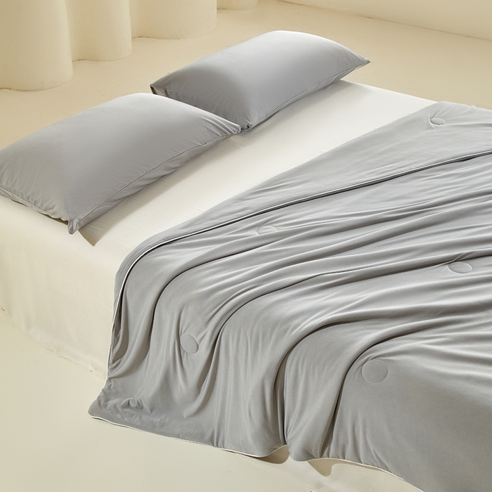 91家纺网 家纺一手货源 找家纺 桃子家居 2026新款A类高品质冰冰凉雪花冰感凉皮双面加倍透气孔氨纶凉感夏被 冰感凉皮-浅银灰（加倍透气）