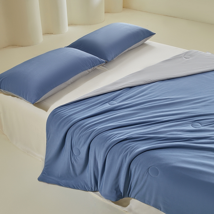 91家纺网 家纺一手货源 找家纺 桃子家居 2026新款A类高品质冰冰凉雪花冰感凉皮双面加倍透气孔氨纶凉感夏被 冰感凉皮-蓝银灰（加倍透气）