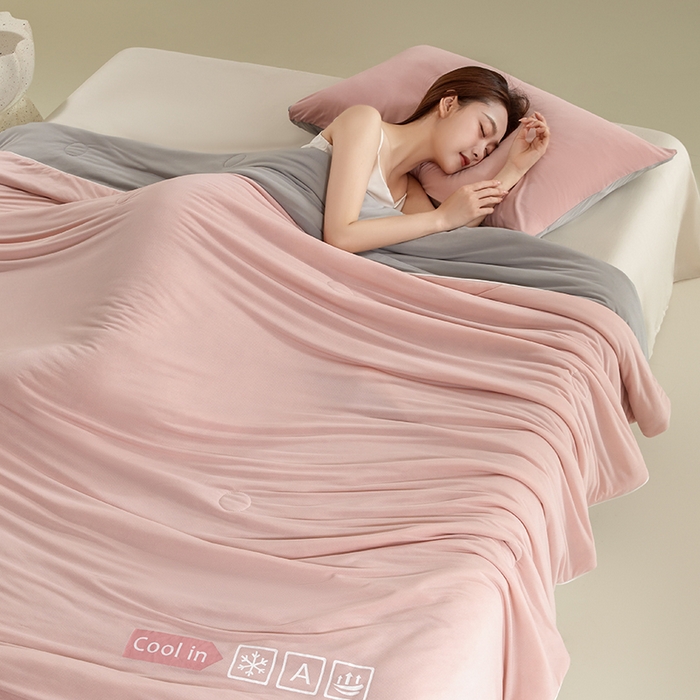 91家纺网 家纺一手货源 找家纺 桃子家居 2026新款A类高品质冰冰凉雪花冰感凉皮双面加倍透气孔氨纶凉感夏被 冰感凉皮-豆粉灰（加倍透气）