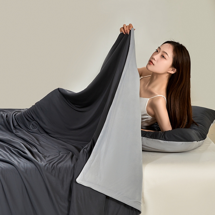 91家纺网 家纺一手货源 找家纺 桃子家居 2026新款A类高品质冰冰凉雪花冰感凉皮双面加倍透气孔氨纶凉感夏被 冰感凉皮-高级灰（加倍透气）