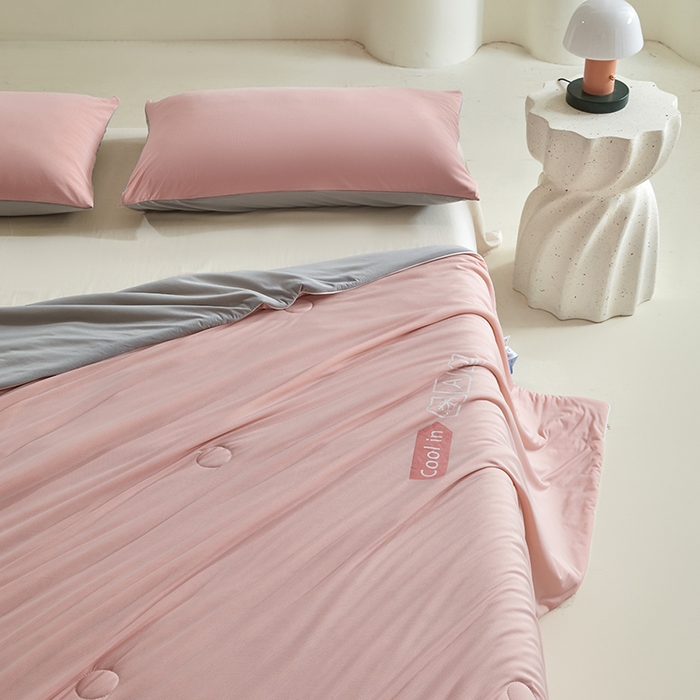 91家纺网 家纺一手货源 找家纺 桃子家居 2026新款A类高品质冰冰凉雪花冰感凉皮双面加倍透气孔氨纶凉感夏被 冰感凉皮-豆粉灰（加倍透气）