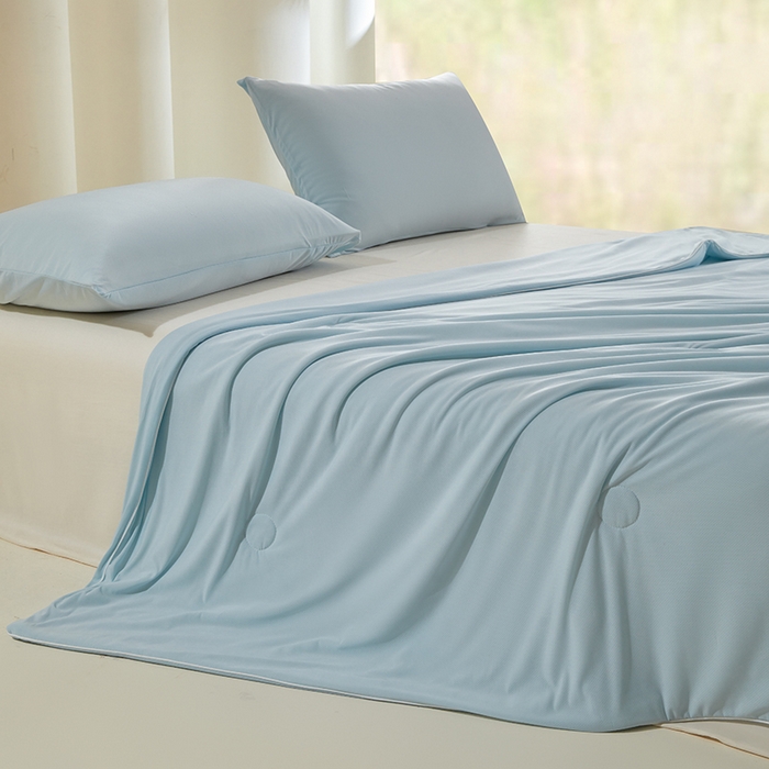 91家纺网 家纺一手货源 找家纺 桃子家居 2026新款A类高品质冰冰凉雪花冰感凉皮双面加倍透气孔氨纶凉感夏被 冰感凉皮-清新蓝（加倍透气）