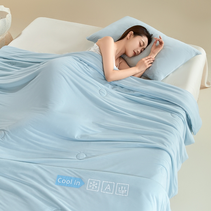 91家纺网 家纺一手货源 找家纺 桃子家居 2026新款A类高品质冰冰凉雪花冰感凉皮双面加倍透气孔氨纶凉感夏被 冰感凉皮-清新蓝（加倍透气）