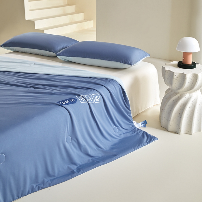 91家纺网 家纺一手货源 找家纺 桃子家居 2026新款A类高品质冰冰凉雪花冰感凉皮双面加倍透气孔氨纶凉感夏被 冰感凉皮-深蓝海盐（加倍透气）