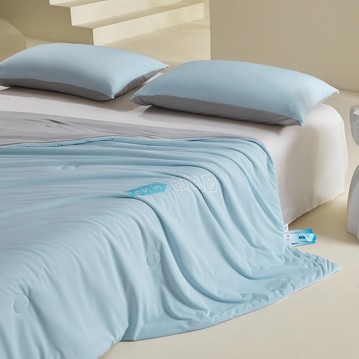 91家纺网 家纺一手货源 找家纺 桃子家居 2026新款A类高品质冰冰凉雪花冰感凉皮双面加倍透气孔氨纶凉感夏被 冰感凉皮-天蓝灰（加倍透气）