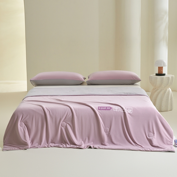 91家纺网 家纺一手货源 找家纺 桃子家居 2026新款A类高品质冰冰凉雪花冰感凉皮双面加倍透气孔氨纶凉感夏被 冰感凉皮-芋紫灰（加倍透气）