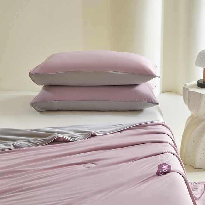 91家纺网 家纺一手货源 找家纺 桃子家居 2026新款A类高品质冰冰凉雪花冰感凉皮双面加倍透气孔氨纶凉感夏被 冰感凉皮-芋紫灰（加倍透气）