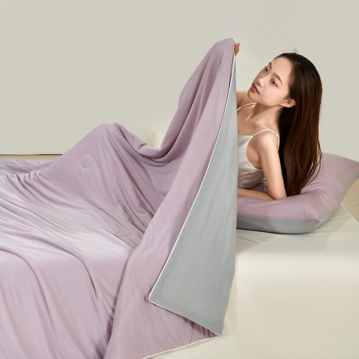 91家纺网 家纺一手货源 找家纺 桃子家居 2026新款A类高品质冰冰凉雪花冰感凉皮双面加倍透气孔氨纶凉感夏被 冰感凉皮-芋紫灰（加倍透气）