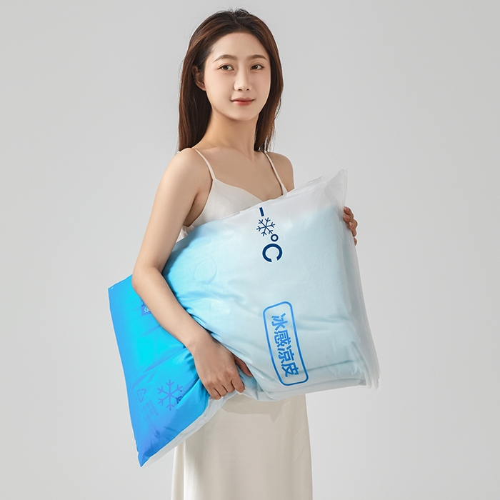 91家纺网 家纺一手货源 找家纺 桃子家居 2026新款A类高品质冰冰凉雪花冰感凉皮双面加倍透气孔氨纶凉感夏被 冰感凉皮-天蓝灰（加倍透气）