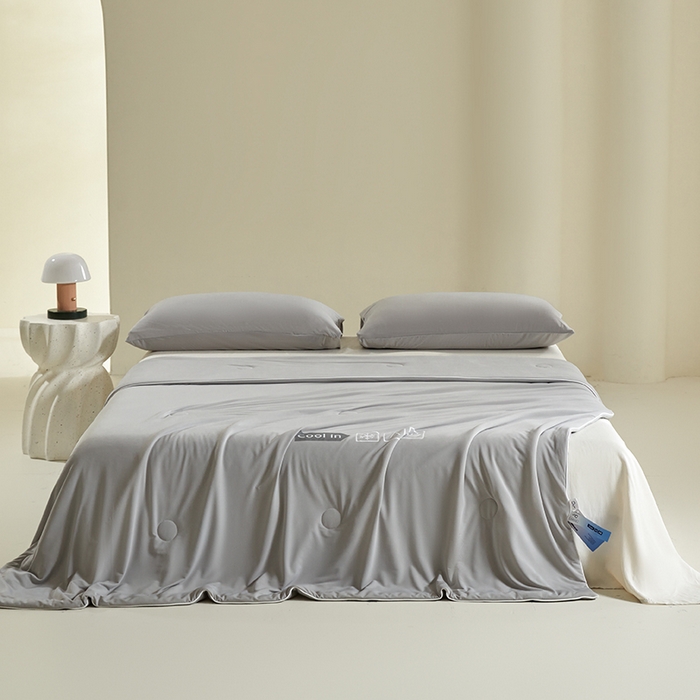 91家纺网 家纺一手货源 找家纺 桃子家居 2026新款A类高品质冰冰凉雪花冰感凉皮双面加倍透气孔氨纶凉感夏被 冰感凉皮-浅银灰（加倍透气）