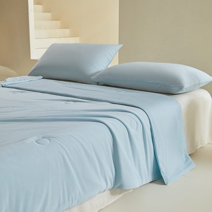 91家纺网 家纺一手货源 找家纺 桃子家居 2026新款A类高品质冰冰凉雪花冰感凉皮双面加倍透气孔氨纶凉感夏被 冰感凉皮-清新蓝（加倍透气）