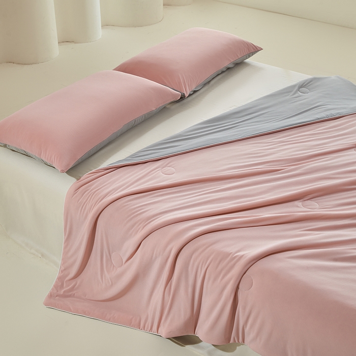 91家纺网 家纺一手货源 找家纺 桃子家居 2026新款A类高品质冰冰凉雪花冰感凉皮双面加倍透气孔氨纶凉感夏被 冰感凉皮-豆粉灰（加倍透气）