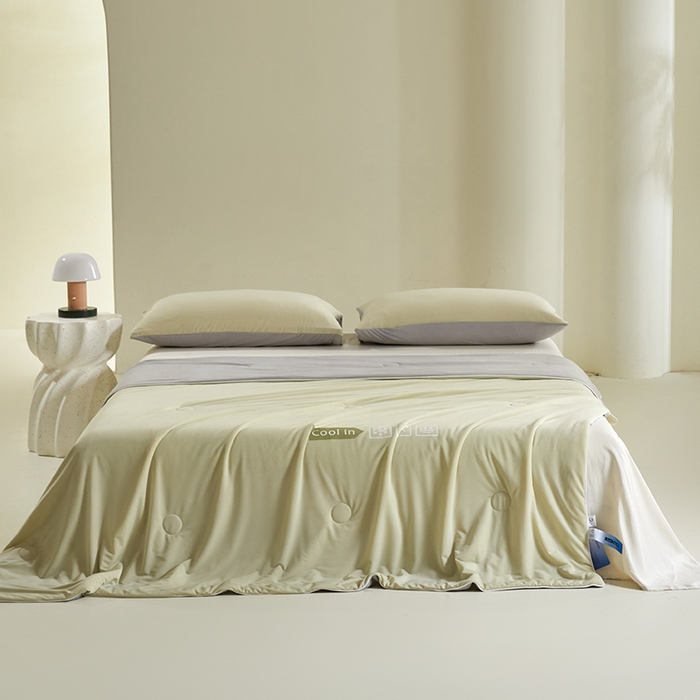 91家纺网 家纺一手货源 找家纺 桃子家居 2026新款A类高品质冰冰凉雪花冰感凉皮双面加倍透气孔氨纶凉感夏被 冰感凉皮-青石绿灰（加倍透气）