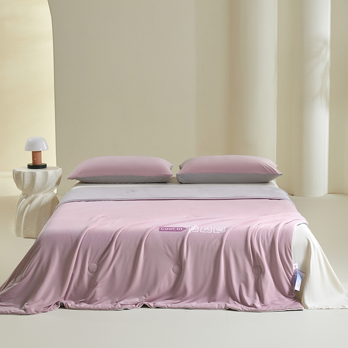 91家纺网 家纺一手货源 找家纺 桃子家居 2026新款A类高品质冰冰凉雪花冰感凉皮双面加倍透气孔氨纶凉感夏被 冰感凉皮-芋紫灰（加倍透气）