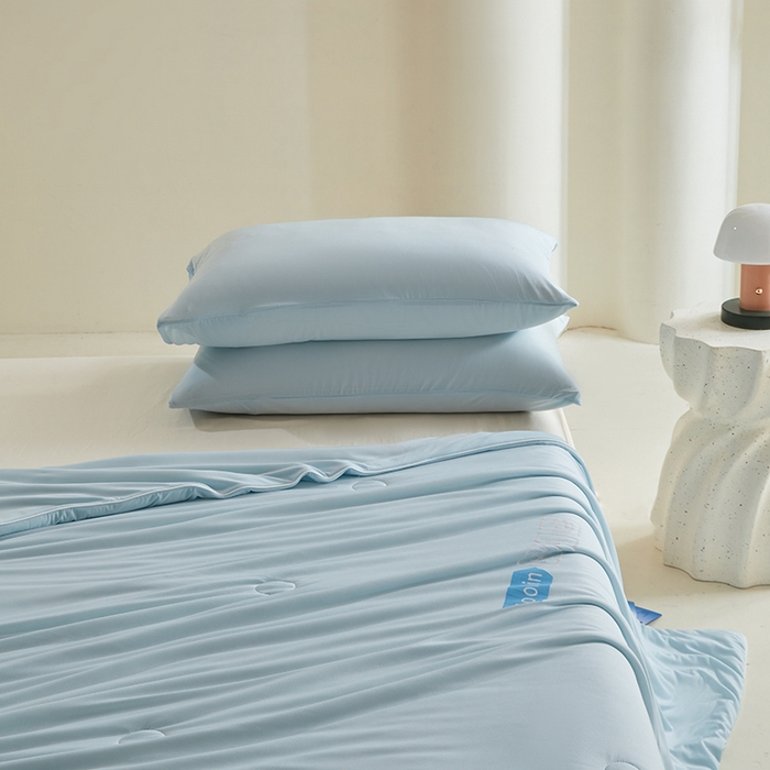 91家纺网 家纺一手货源 找家纺 桃子家居 2026新款A类高品质冰冰凉雪花冰感凉皮双面加倍透气孔氨纶凉感夏被 冰感凉皮-清新蓝（加倍透气）